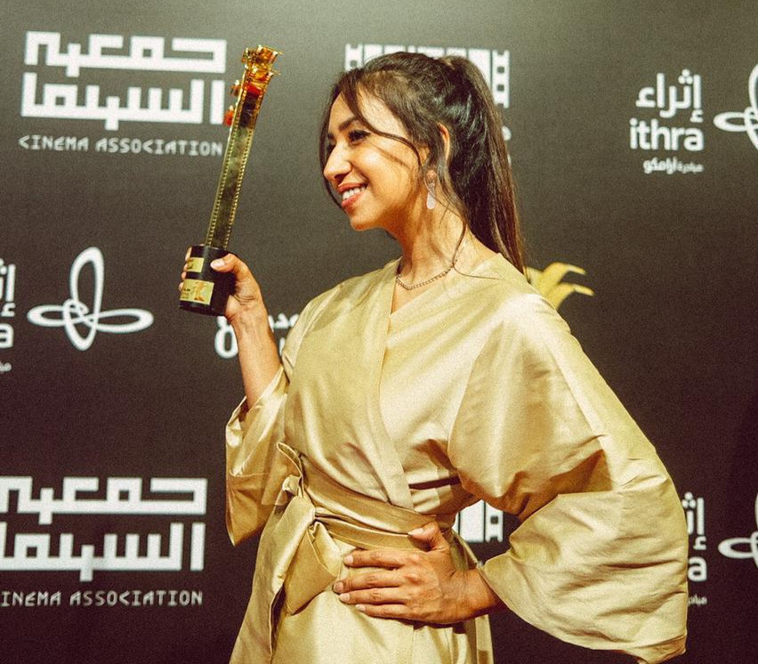 You are currently viewing سمر شِشة تفوز بجائزة أفضل ممثلة بـ مهرجان أفلام السعودية