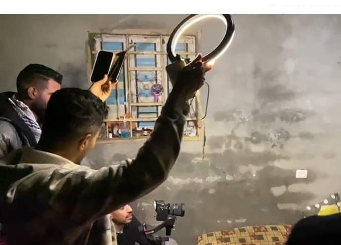 You are currently viewing بالصور: كواليس تصوير أفلام السينمائيين في قطاع غزة بالاعتماد على إضاءة الهواتف