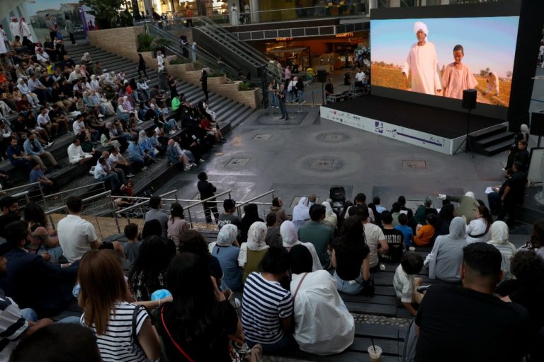 Read more about the article مهرجان عمان السينمائي: أفلام في الشارع ومناقشات ثرية